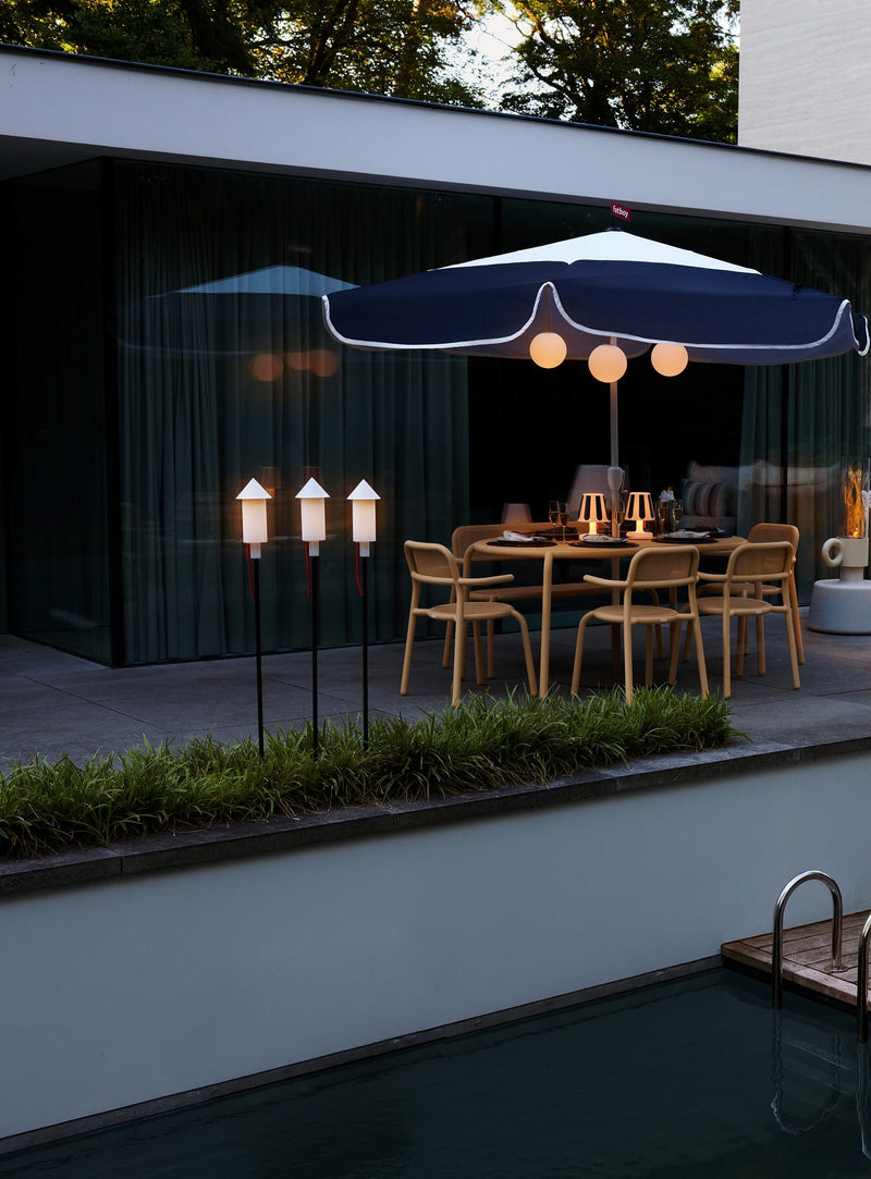 Lampes solaires Prêt-A-Racket de Fatboy, éclairage extérieur éco-responsable, avec allumage automatique et design résistant aux intempéries.