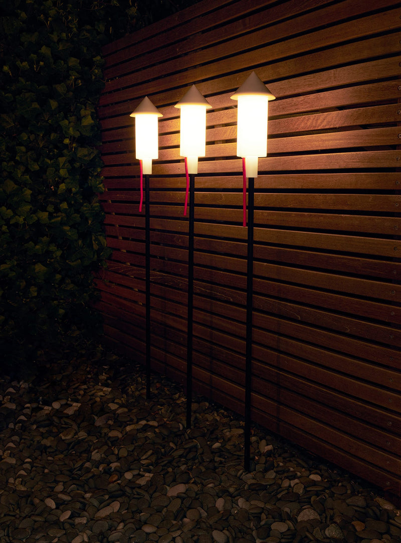 Prêt-A-Racket de Fatboy, lampes solaires élégantes et fonctionnelles, conçues pour résister aux climats extérieurs du Canada.