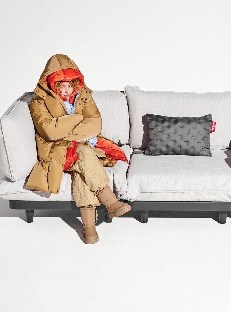 Améliorez vos moments de détente en extérieur avec le canapé deux places Fatboy Paletti, un mariage parfait de luxe et de durabilité adapté au climat extérieur canadien.