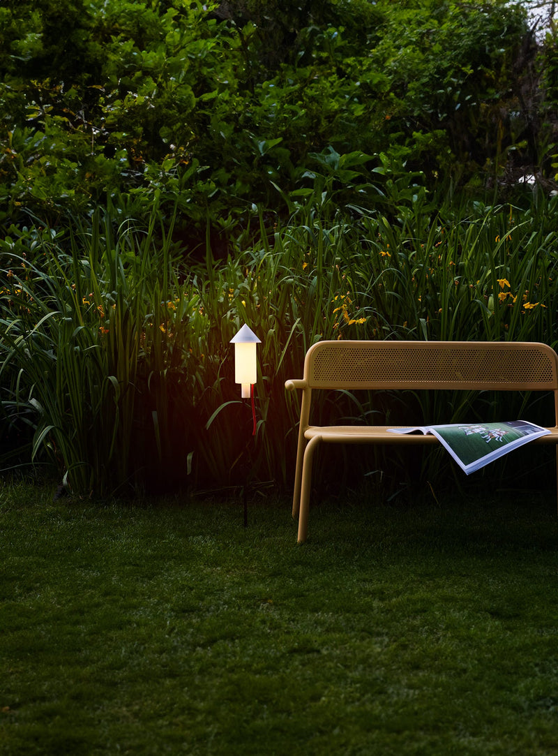 Racket la Surprise Fatboy : lampe solaire ludique et durable, offrant 6 heures de lumière automatique, idéale pour balcons au Canada.