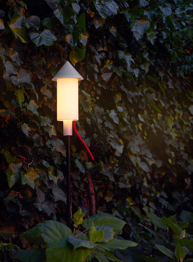 Fatboy Racket la Surprise : lampe solaire design, facile à installer avec tige de sol, parfaite pour espaces extérieurs au Canada.