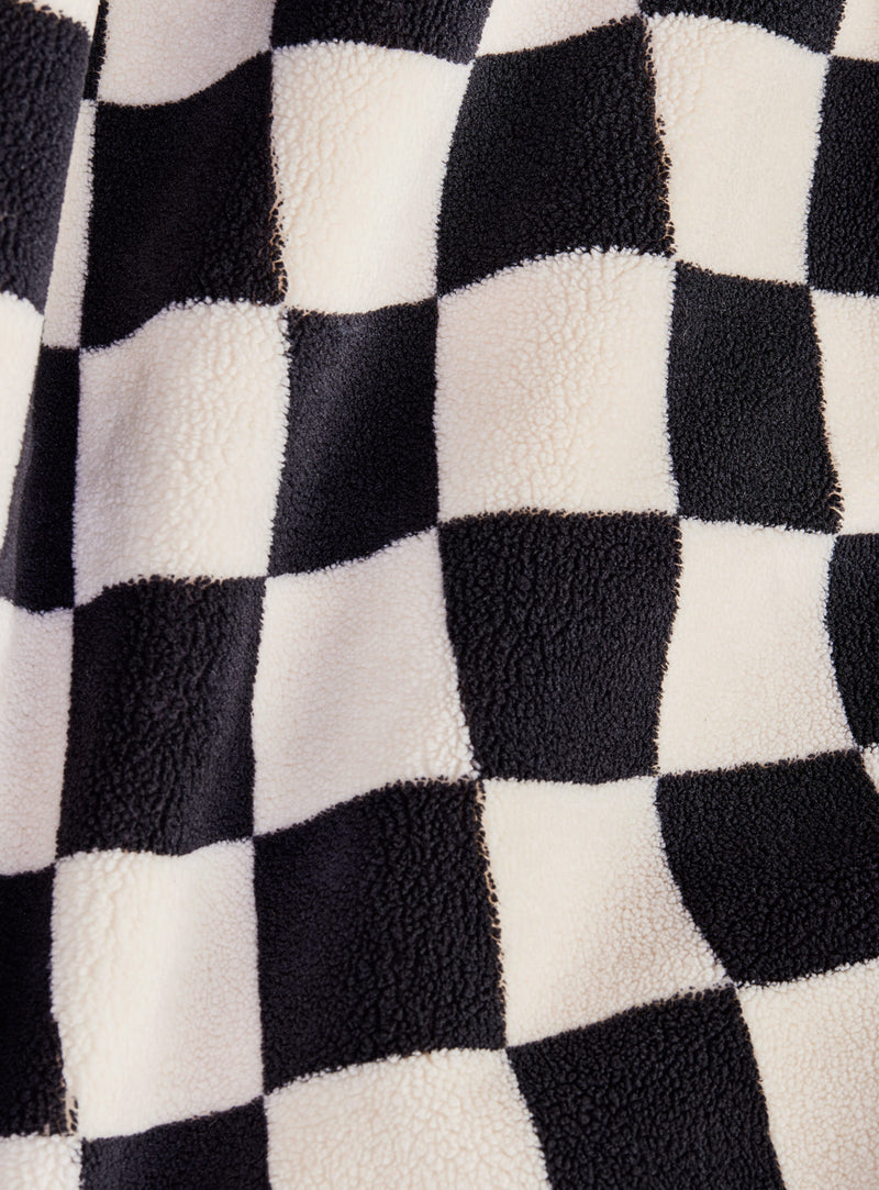 Gros plan sur le tissu Slim Teddy Chess de Fatboy en noir écru, mettant en valeur sa texture teddy à carreaux doux et ses coutures de haute qualité.