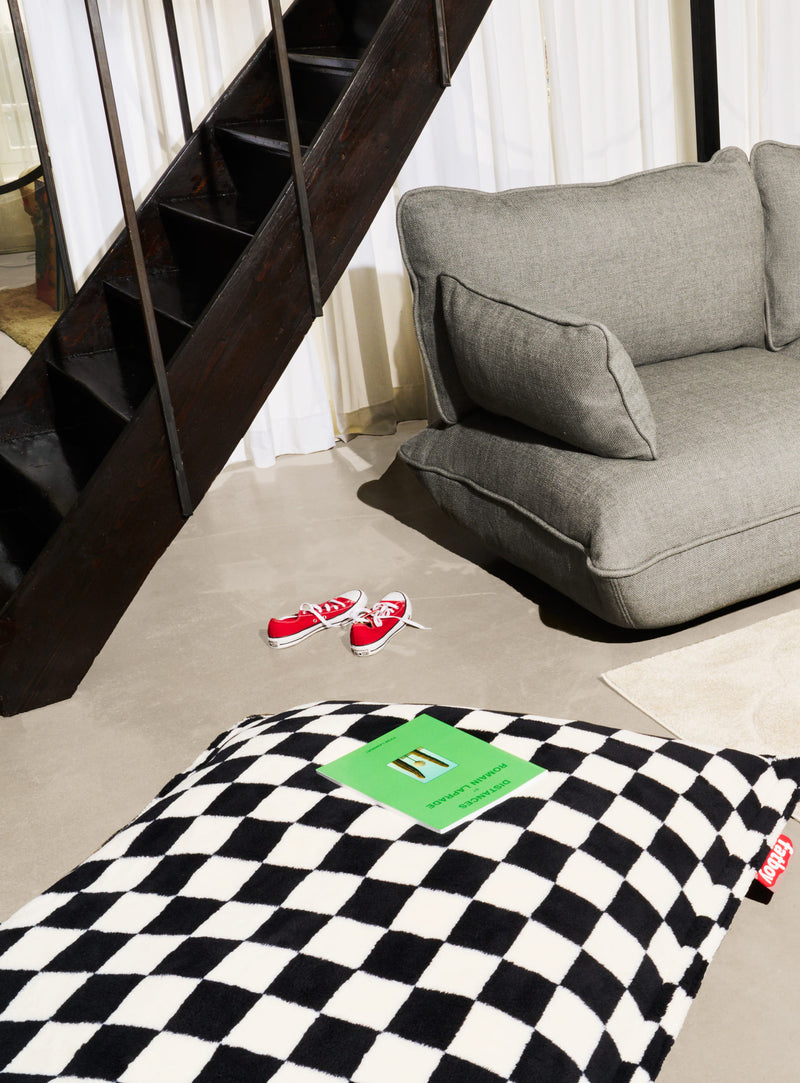 Pouf Slim Teddy Chess de Fatboy Slim en noir écru, avec un motif damier audacieux et un tissu pelucheux pour un confort élégant à la maison.