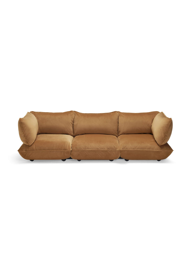 Fatboy Sumo Sofa Velvet 3 places en teinte Amande. grand sofa modulaire en velours recyclé confortable et luxueux.