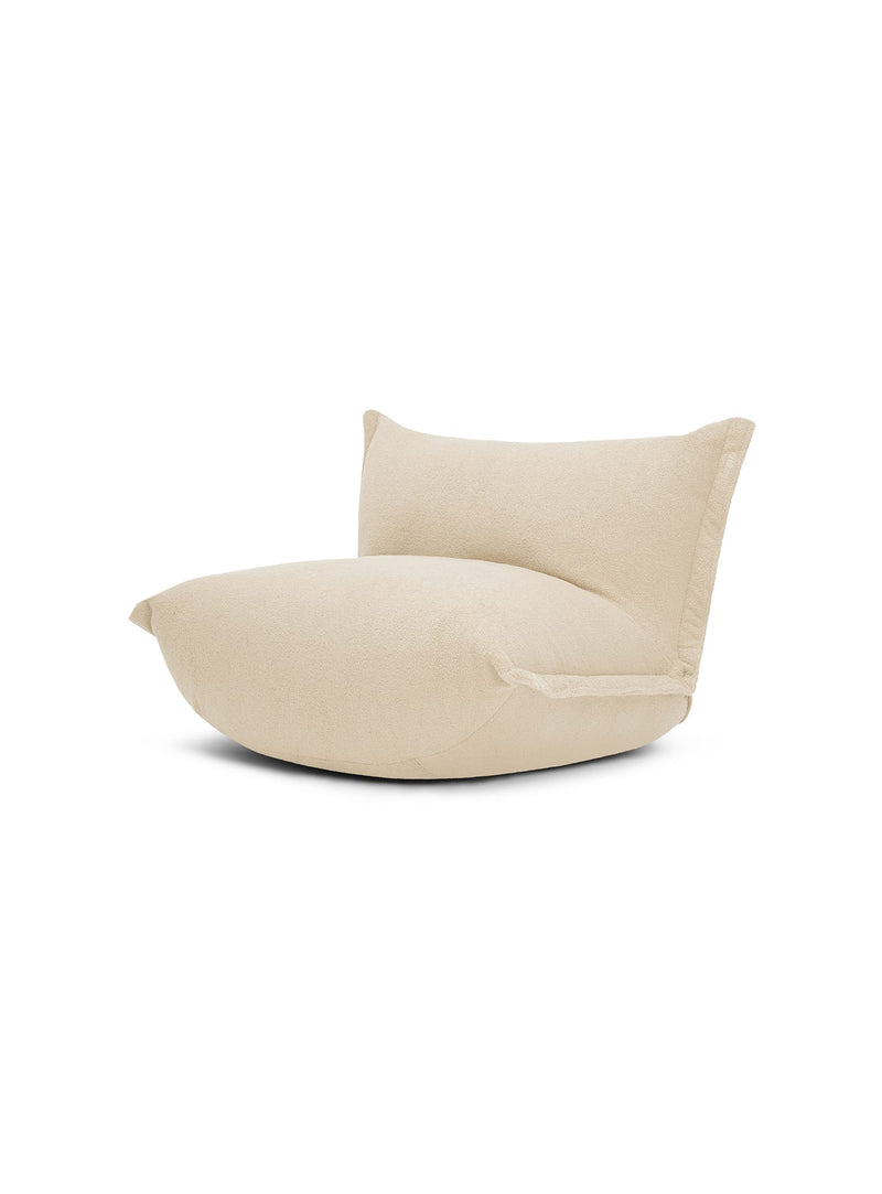 Fauteuil The BonBaron Sherpa de Fatboy en blanc écru : design moelleux en tissu façon peau de mouton, dossier ajustable, parfait pour salons canadiens.