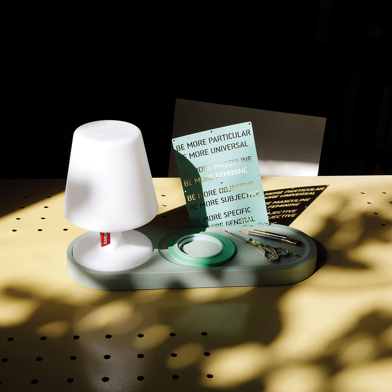 Étagère murale Fatboy The Residence : rangement élégant pour clés, accessoires et lampe Edison the Petit, adaptée aux maisons canadiennes.