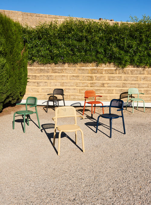 Chaise d'extérieur Toní de Fatboy : chaise en aluminium avec accoudoirs, légère et empilable, parfaite pour terrasses au Canada.