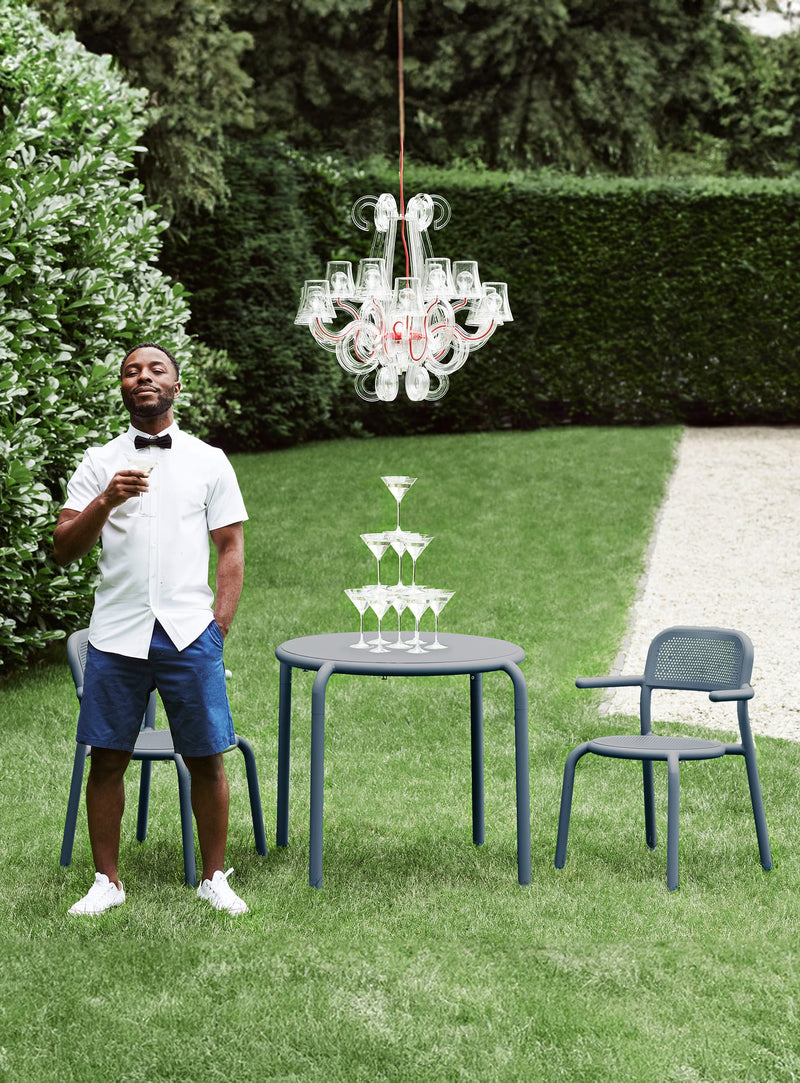 Toní Bistreau Fatboy : table de jardin polyvalente avec trou pour parasol et porte-bougie intégré, adaptée au climat canadien.