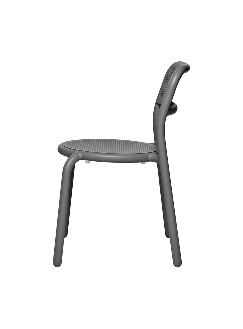 Fatboy Toní : chaise résistante aux intempéries, idéale pour compléter les ensembles de patio avec tables de la collection Toní. Vue de côté.