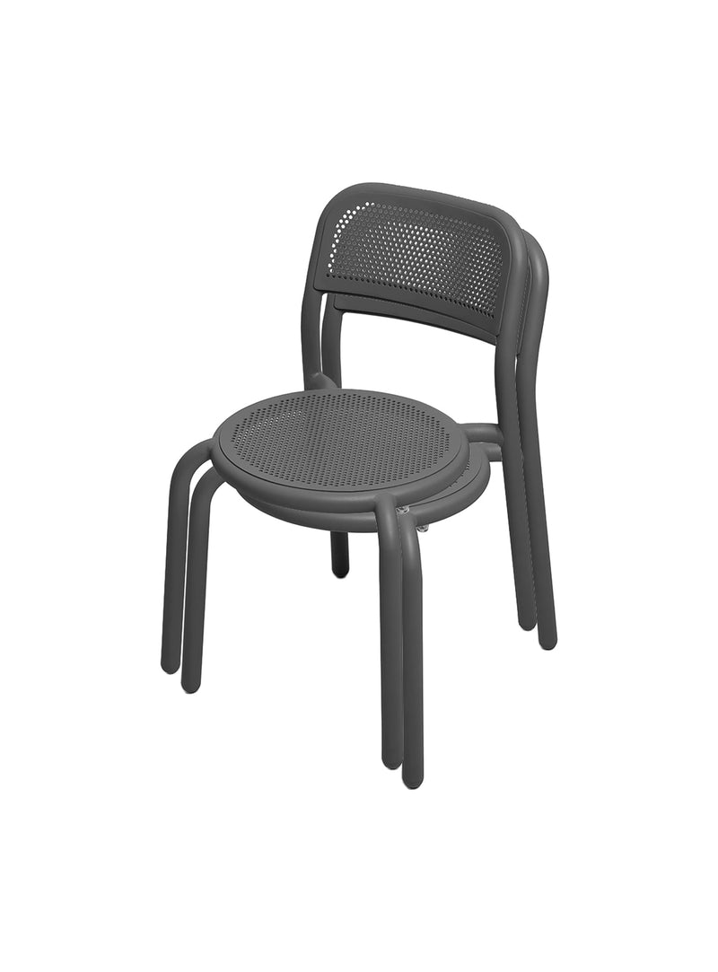 Chaise Fatboy Toní : dossier confortable, design perforé aéré, idéale pour les étés au Canada. Chaises empilables jusqu&