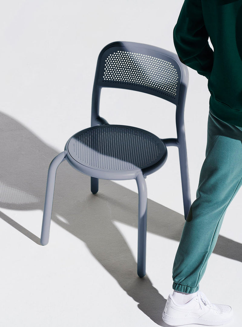 Fatboy Toní : chaise bistro contemporaine, résistante aux climats canadiens, disponible en couleurs vives et audacieuses.