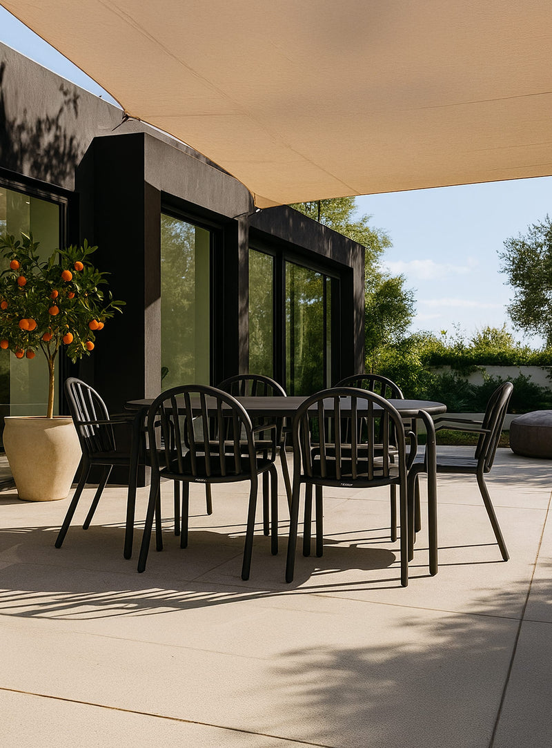 Table Toní Tavolo et chaises Fred’s de Fatboy dans un jardin canadien en été.