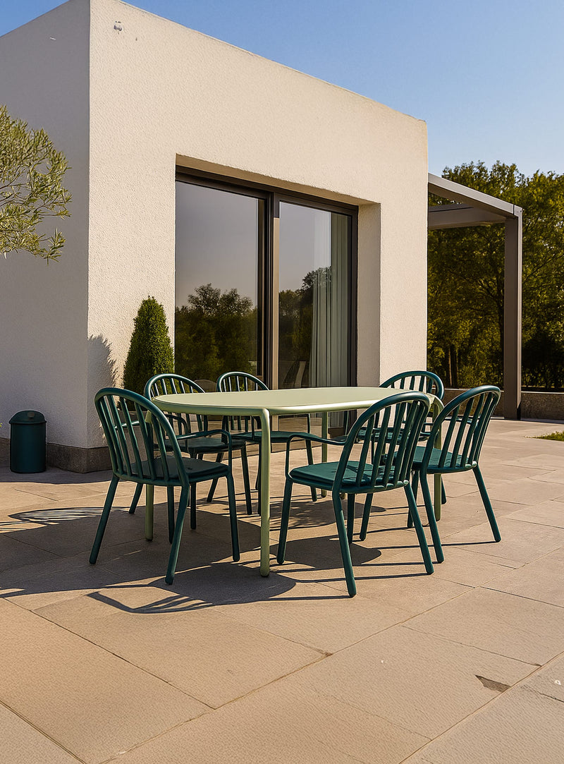 Chaises Fred’s autour de la table Toní Tavolo pour repas en plein air.