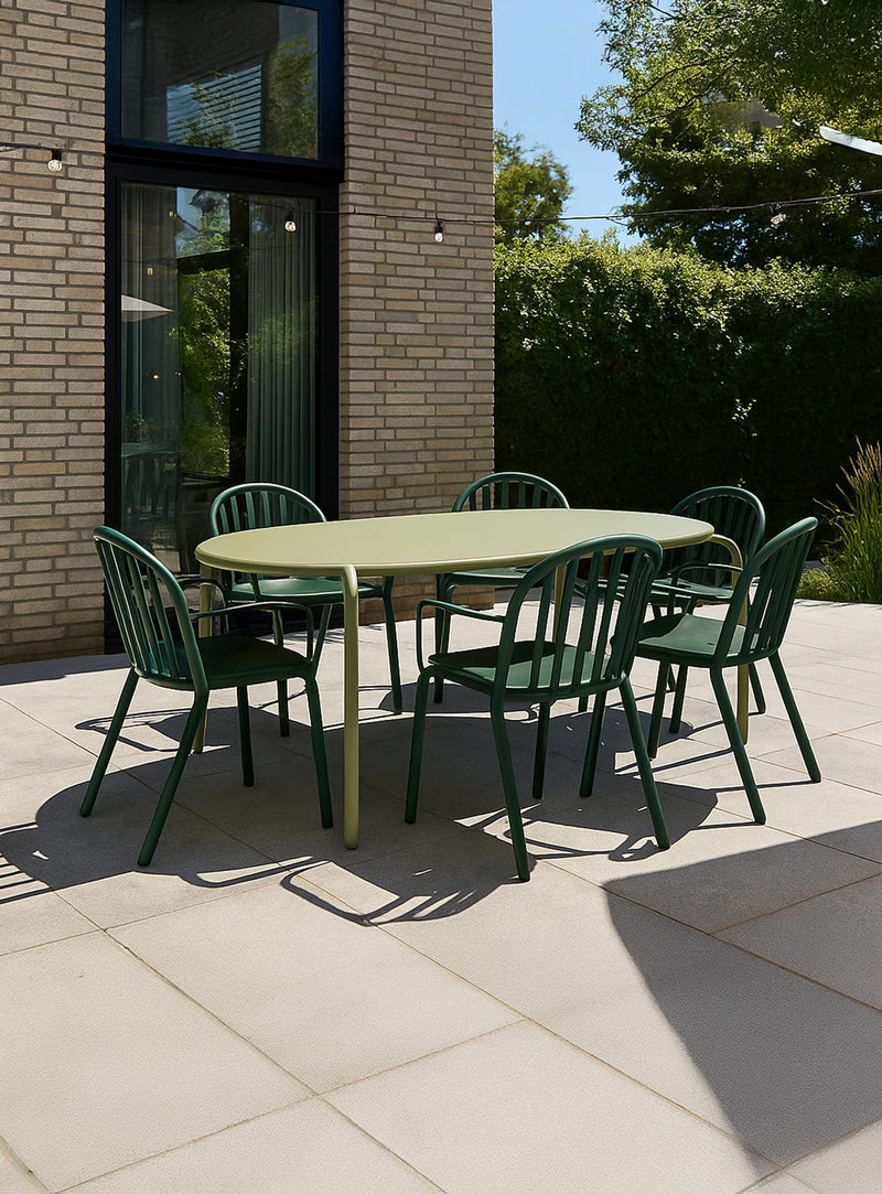 Mobilier de patio en aluminium Toní x Fred’s, résistant aux intempéries.