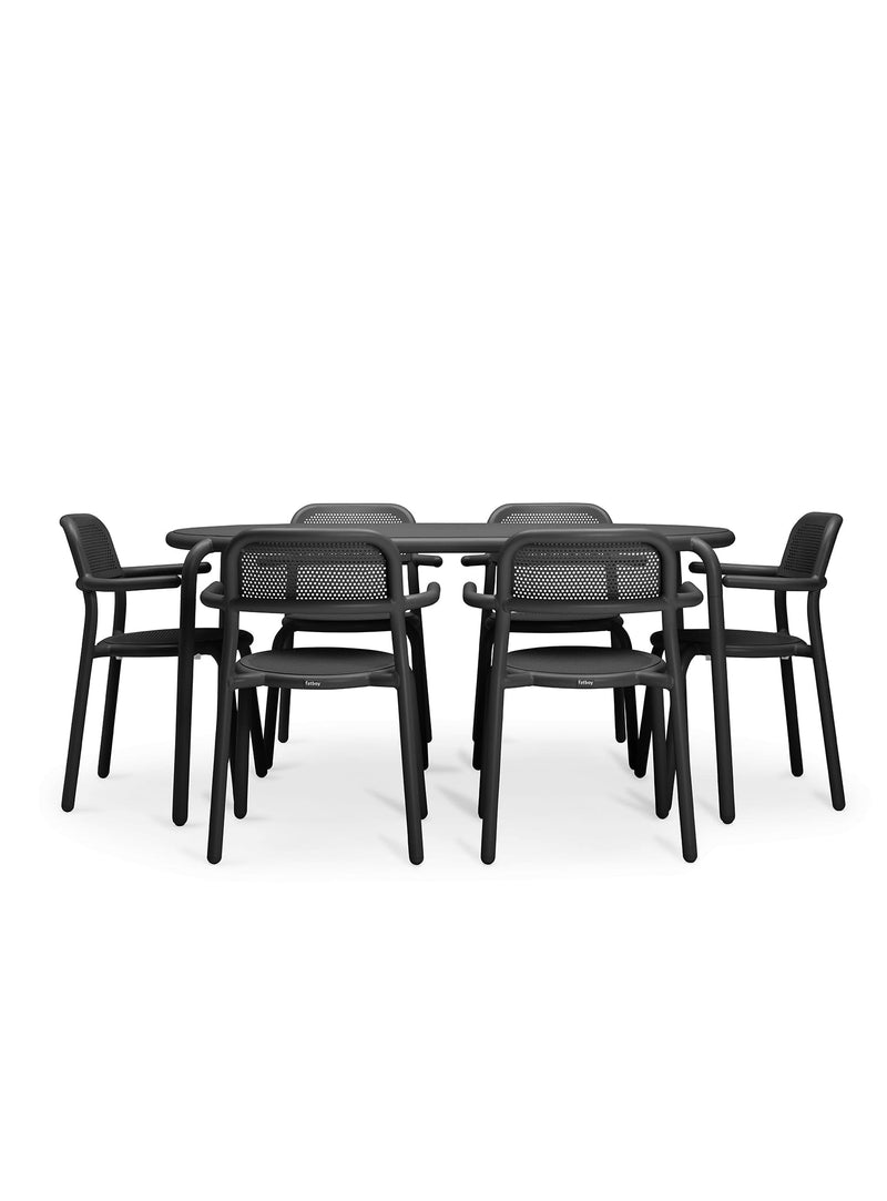Ensemble repas extérieur Toní 6 places en anthracite par Fatboy — table Tavolo et six chaises avec bras en aluminium pour cour-arrière, jardin ou terrasse.