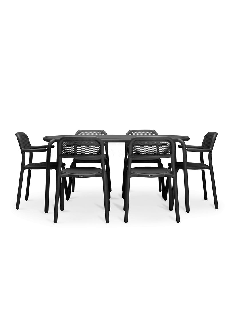 Ensemble repas extérieur Toní 6 places en anthracite par Fatboy — table Tavolo, quatre chaises et deux chaises avec bras en aluminium pour cour-arrière, jardin ou terrasse.