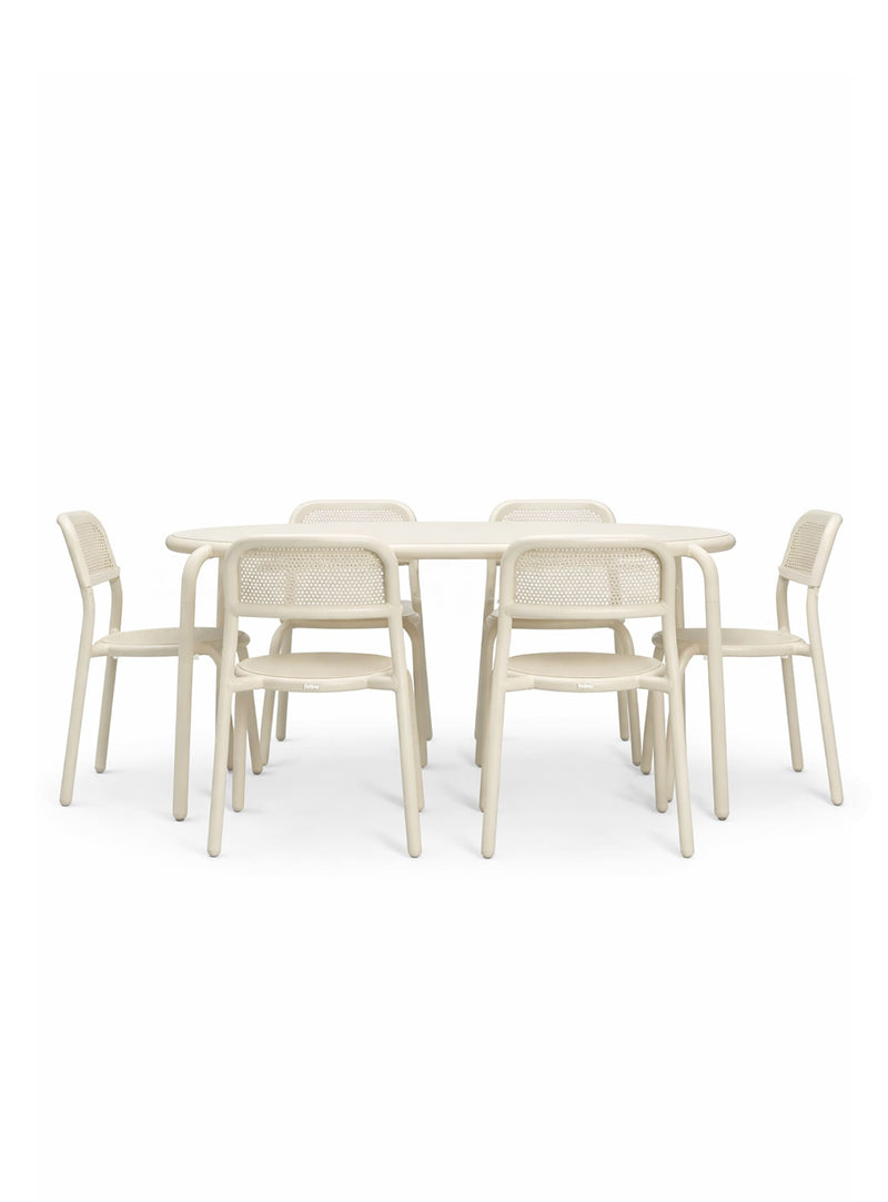 Ensemble repas extérieur Toní 6 places en desert par Fatboy — table Tavolo et six chaises en aluminium pour cour-arrière, jardin ou terrasse.