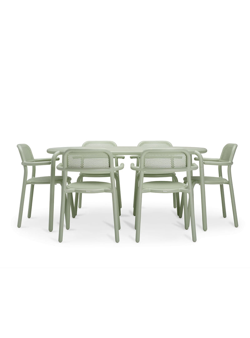 Ensemble repas extérieur Toní 6 places en vert envie par Fatboy — table Tavolo et six chaises avec bras en aluminium pour cour-arrière, jardin ou terrasse.