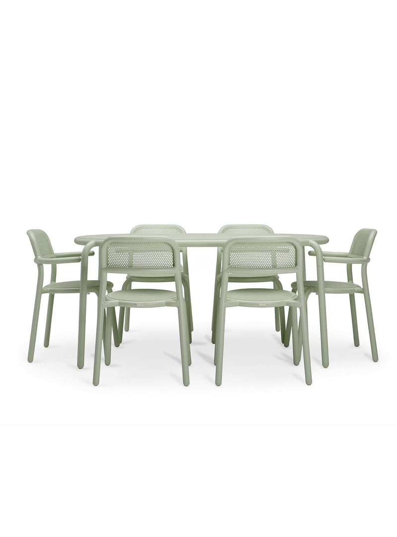 Ensemble repas extérieur Toní 6 places en vert envie par Fatboy — table Tavolo, quatre chaises et deux chaises avec bras en aluminium pour cour-arrière, jardin ou terrasse.