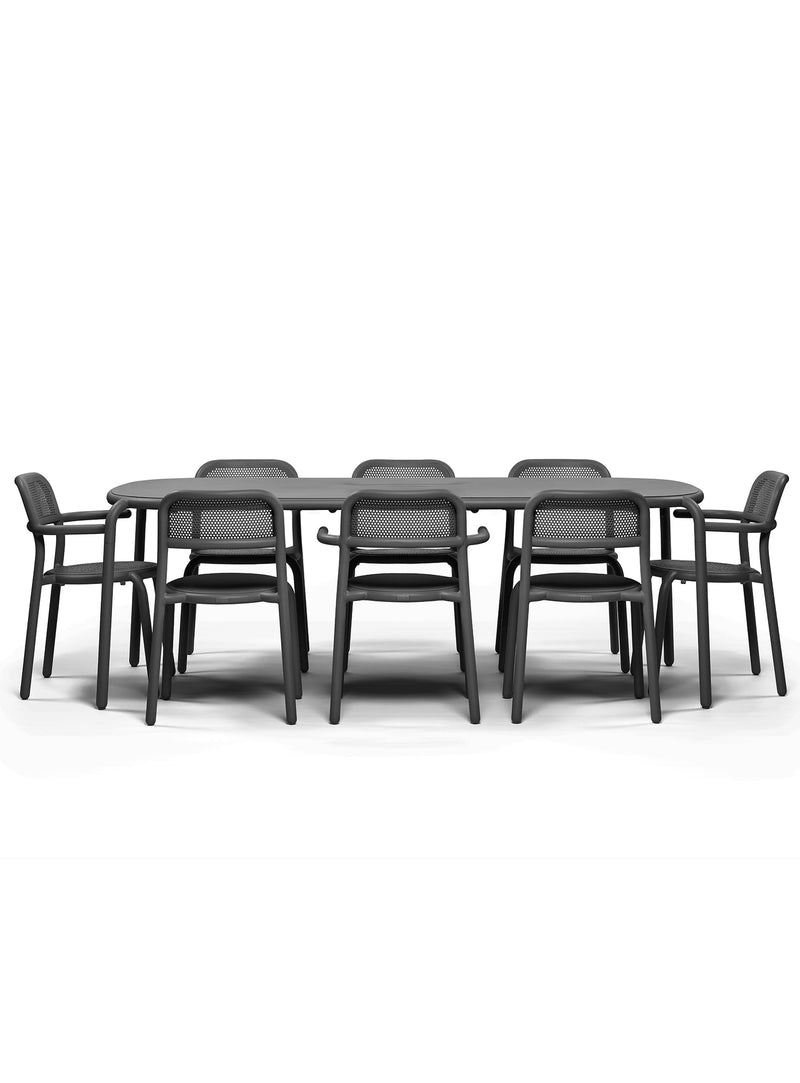 Ensemble repas extérieur Toní 8 places en anthracite par Fatboy — table Tablo, quatre chaises et quatre chaises avec bras en aluminium pour cour-arrière, jardin ou terrasse.
