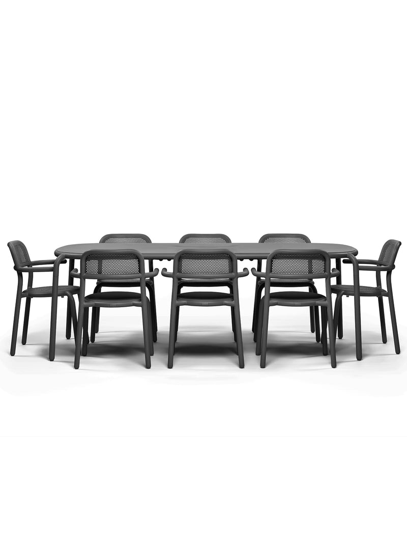 Ensemble repas extérieur Toní 8 places en anthracite par Fatboy — table Tablo et huit chaises avec bras en aluminium pour cour-arrière, jardin ou terrasse.