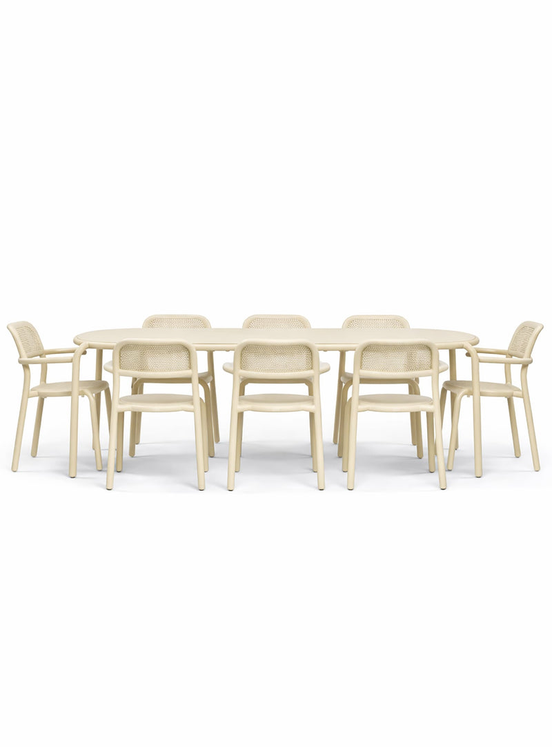 Ensemble repas extérieur Toní 8 places en desert par Fatboy — table Tablo, quatre chaises et quatre chaises avec bras en aluminium pour cour-arrière, jardin ou terrasse.