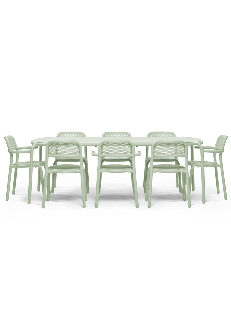 Ensemble repas extérieur Toní 8 places en vert envie par Fatboy — table Tablo, quatre chaises et quatre chaises avec bras en aluminium pour cour-arrière, jardin ou terrasse.