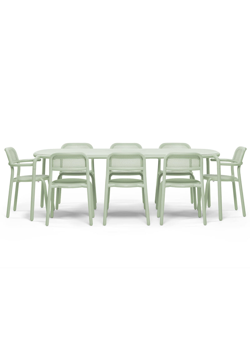 Ensemble repas extérieur Toní 8 places en vert envie par Fatboy — table Tablo, six chaises et deux chaises avec bras en aluminium pour cour-arrière, jardin ou terrasse.