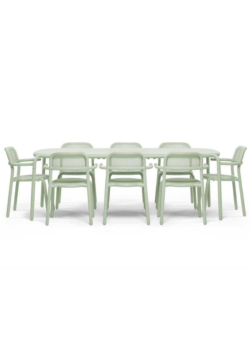 Ensemble repas extérieur Toní 8 places en vert envie par Fatboy — table Tablo et huit chaises avec bras en aluminium pour cour-arrière, jardin ou terrasse.
