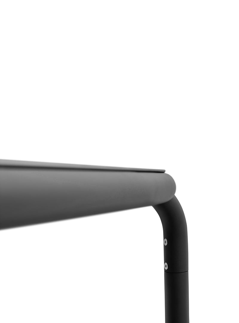 Table Fatboy Toní Tablo : esthétique moderne et spacieuse, conçue pour accueillir jusqu’à 8 convives dans les jardins canadiens.