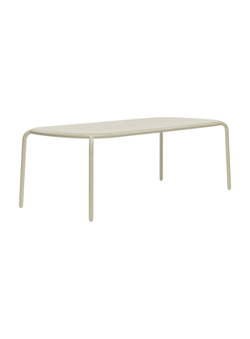 Table Toní Tablo de Fatboy en désert : élégante, 2.2 m, aluminium robuste. Résistante aux intempéries, idéale pour repas extérieurs au Canada.