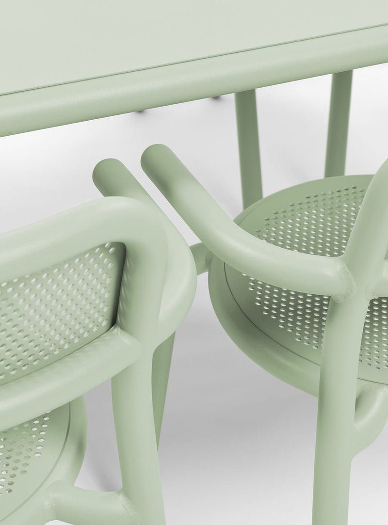 Toní Tablo : table robuste et élégante, conçue pour repas de famille. Résistante aux intempéries, parfaite pour climats canadiens.