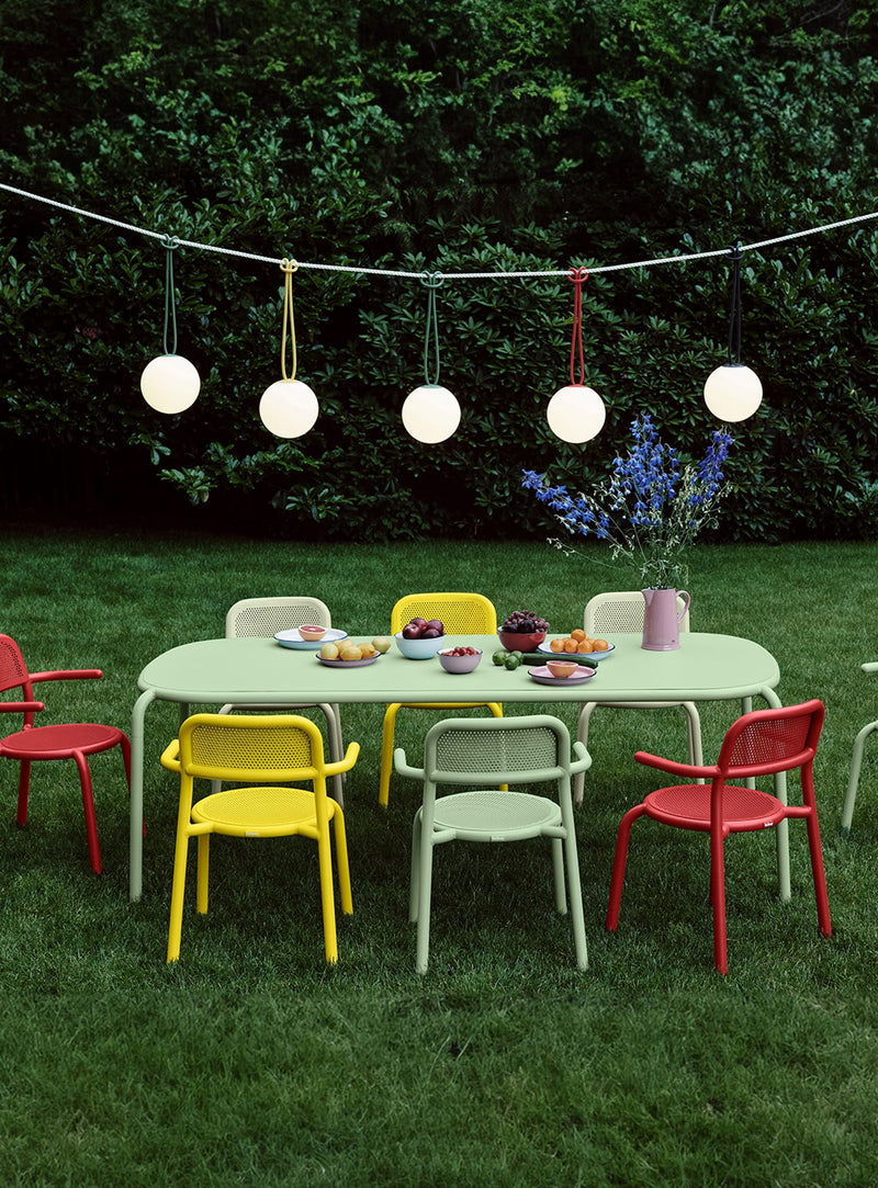 Table Toní Tablo : design intemporel, finition résistante, intégrée avec trou pour parasol. Idéale pour terrasses et patios au Canada.