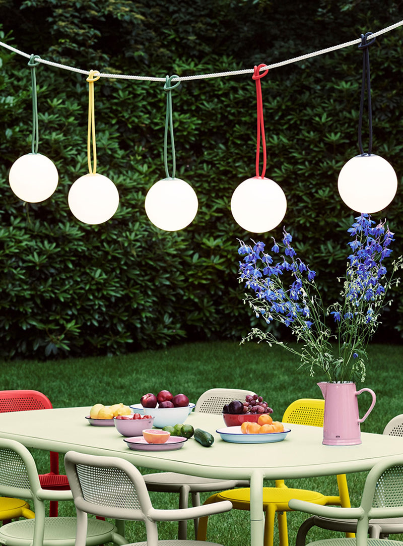 Fatboy Toní Tablo : parfaite pour 8 personnes. Résistante à la corrosion, stable grâce à ses patins réglables, pour repas canadiens.