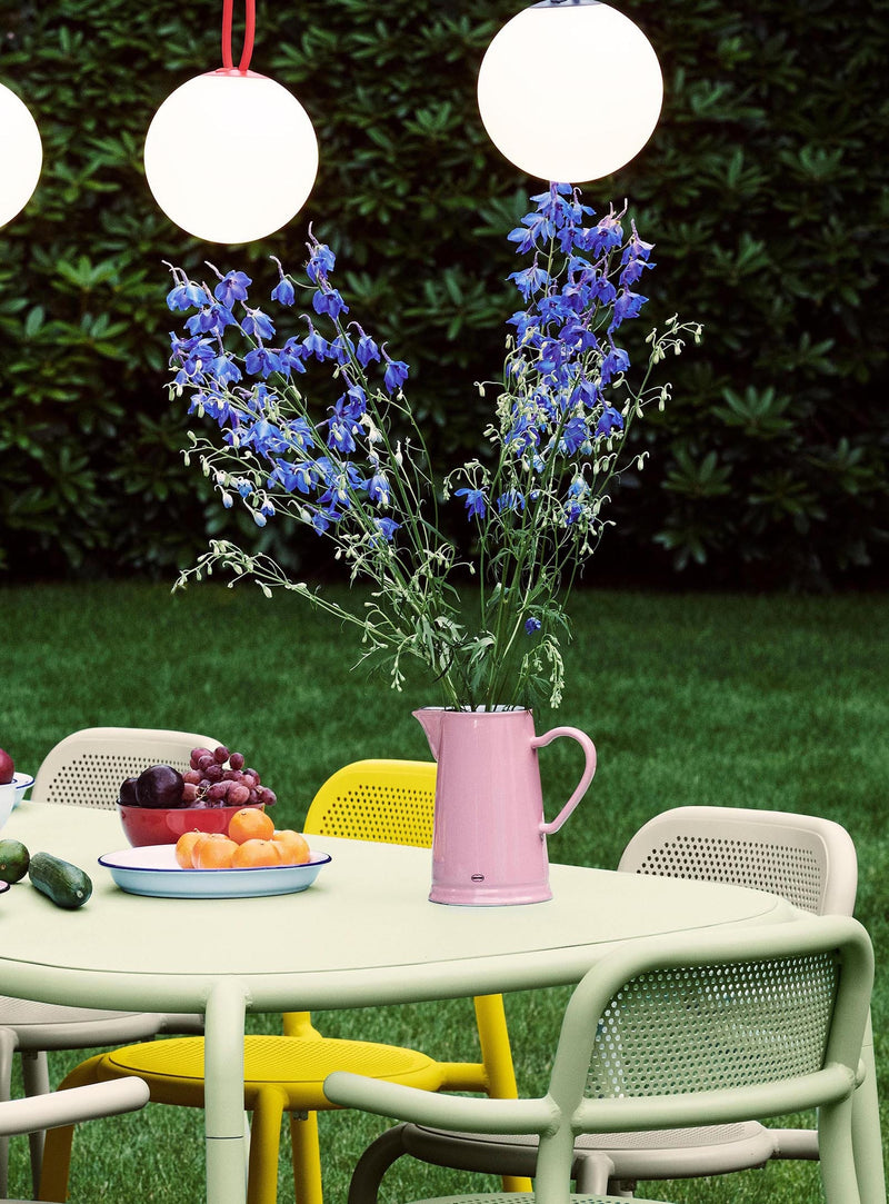 Toní Tablo de Fatboy : table 220 cm, parfaite pour des dîners élégants. Résiste aux intempéries, conçue pour les jardins canadiens.