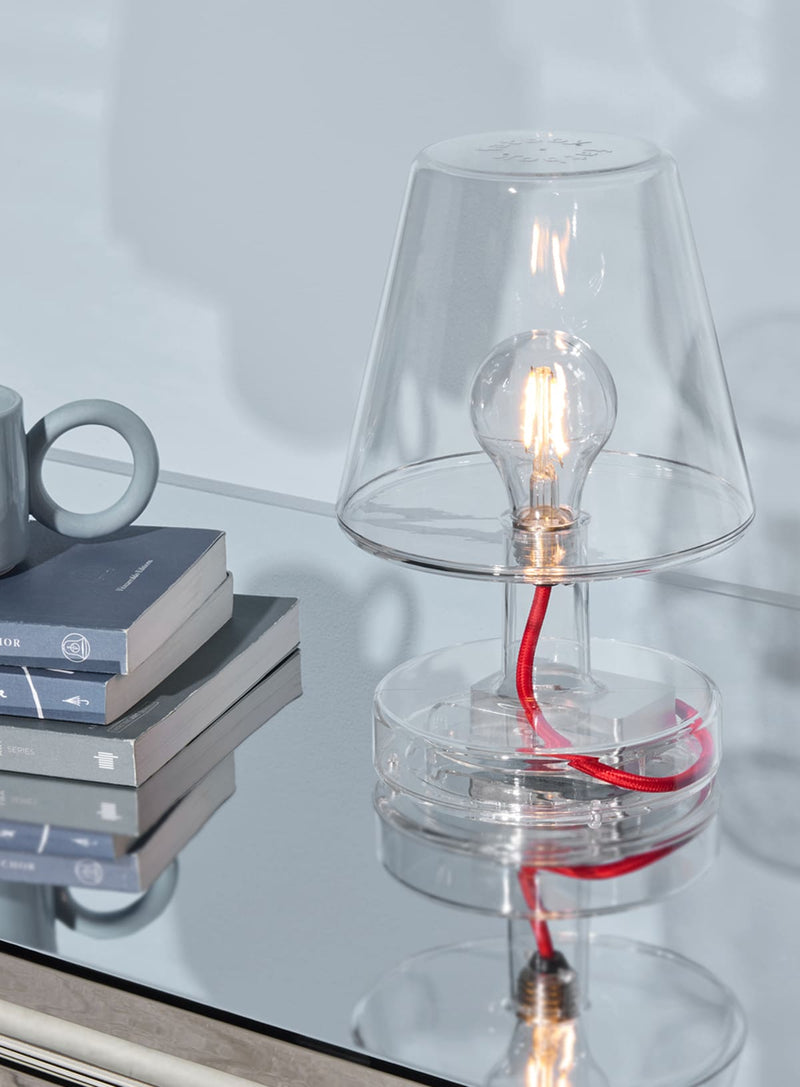 La lampe de table Transloetje de Fatboy arbore un design transparent élégant, alliant éclairage LED écoénergétique et fonctionnalité sans fil moderne, idéale pour les maisons canadiennes.