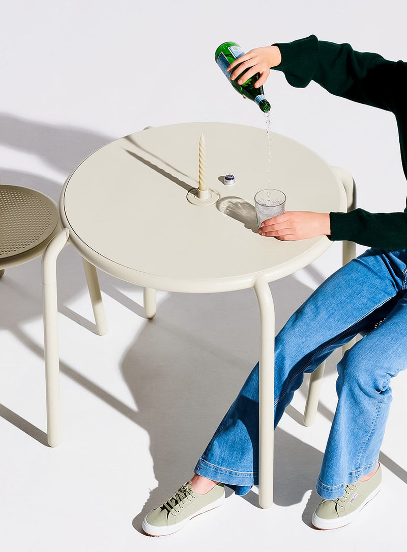 Fatboy Toní Bistreau : table bistrot 80x80 cm, légère et robuste, avec revêtement Axalta pour une durabilité en extérieur au Canada.