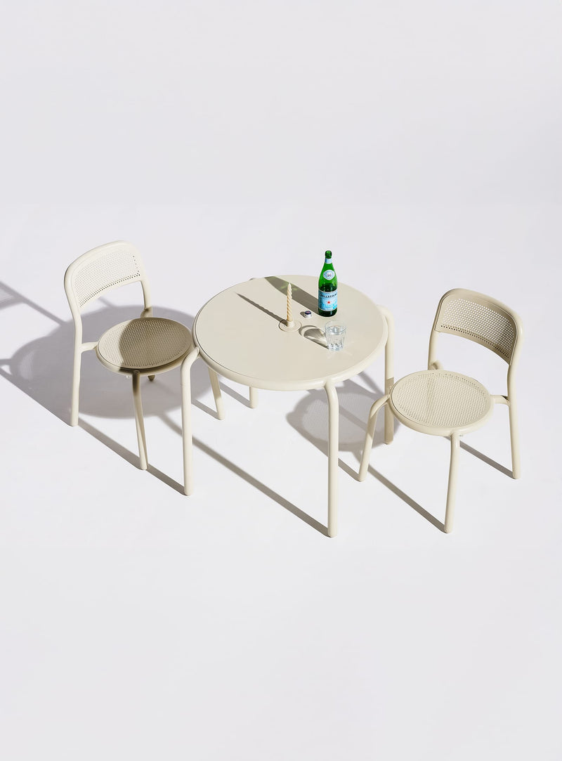 Fatboy Toní Bistreau et 2 chaises : mobilier de jardin élégant et robuste, idéal pour repas extérieurs sur terrasses ou balcons.