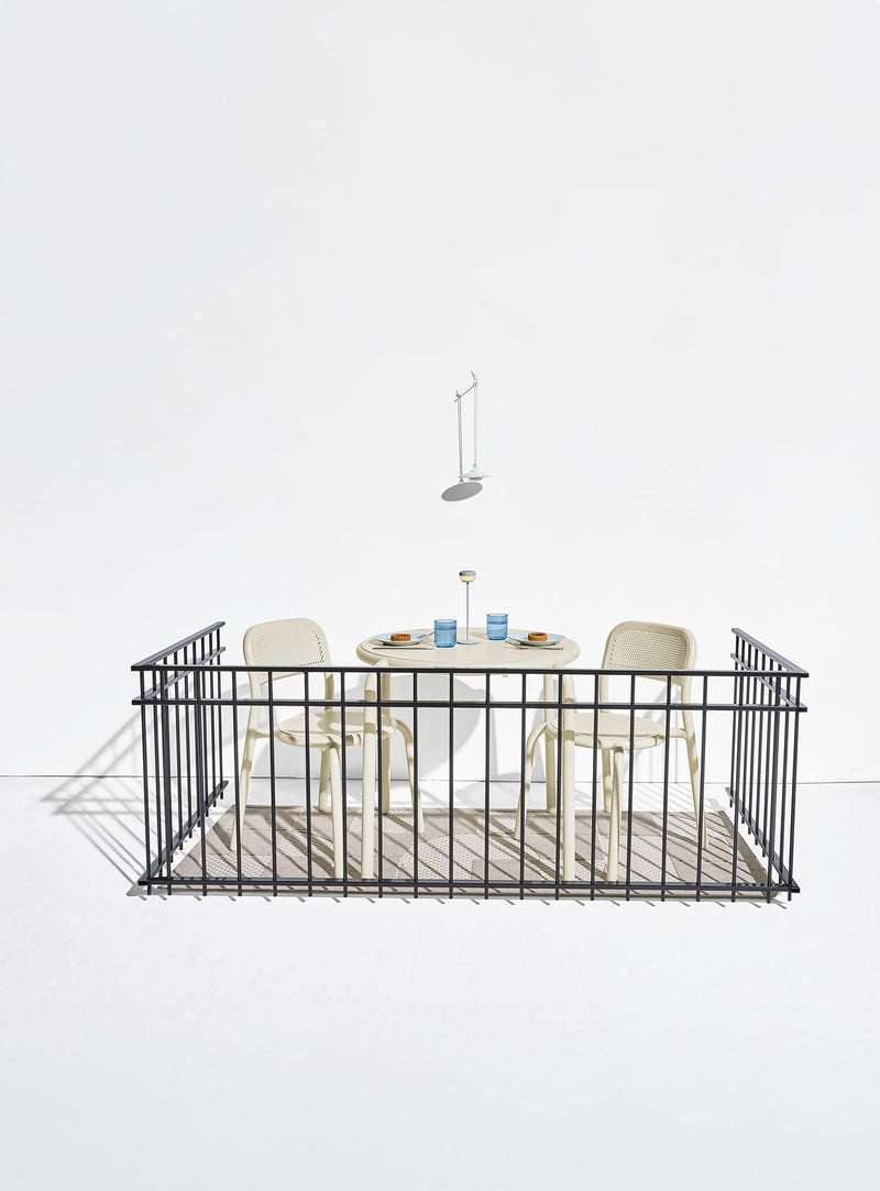 Ensemble de bistrot Toní : table et 2 chaises en aluminium léger, traité pour résister aux éléments, parfait pour décors extérieurs au Canada.