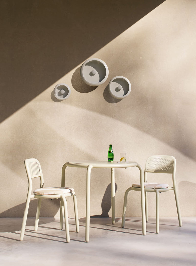 Ensemble Toní Bistreau : table ronde et 2 chaises en aluminium, parfait pour repas en plein air, résistant aux intempéries au Canada.