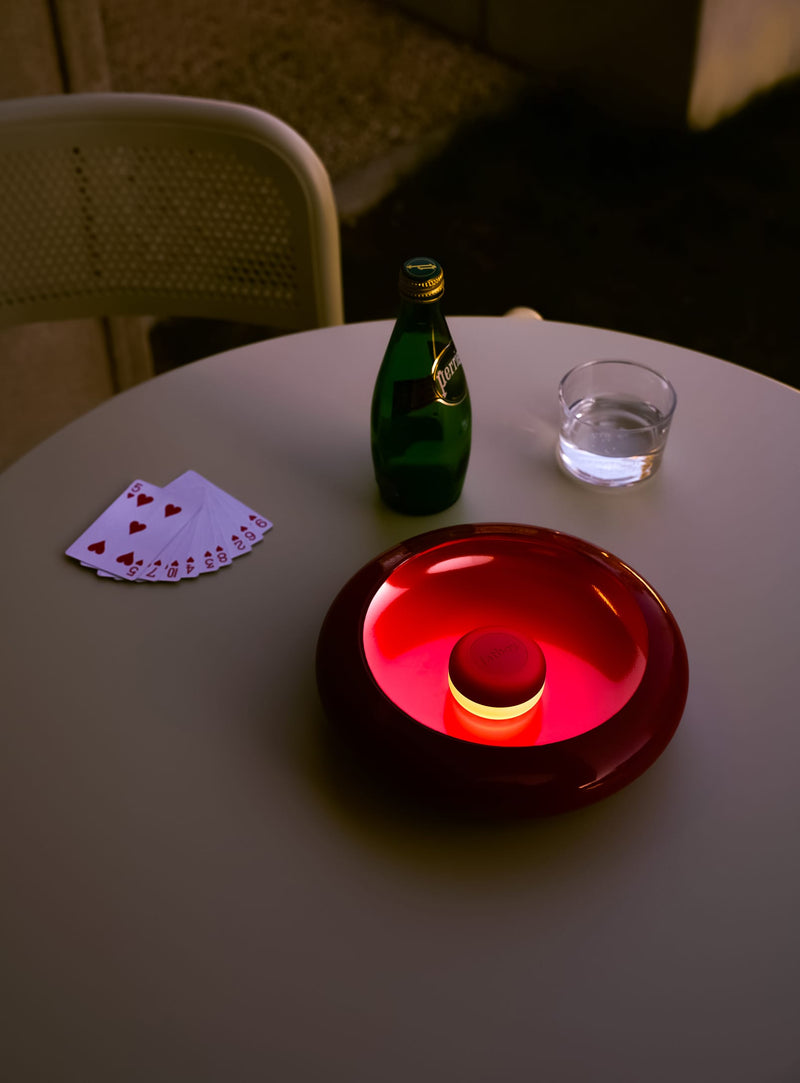 Fatboy Toní Bistreau : élégante table ronde, parfaite pour cafés en plein air au Canada, résistante aux UV et facile à déplacer.