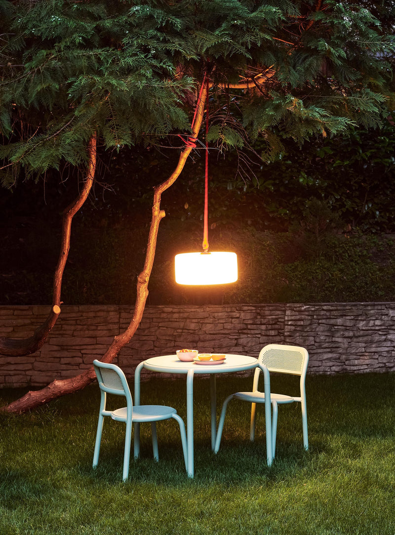 Table de bistrot Toní Bistreau avec 2 chaises assorties : idéal pour balcon ou patio, design compact et résistant aux UV et rouille.