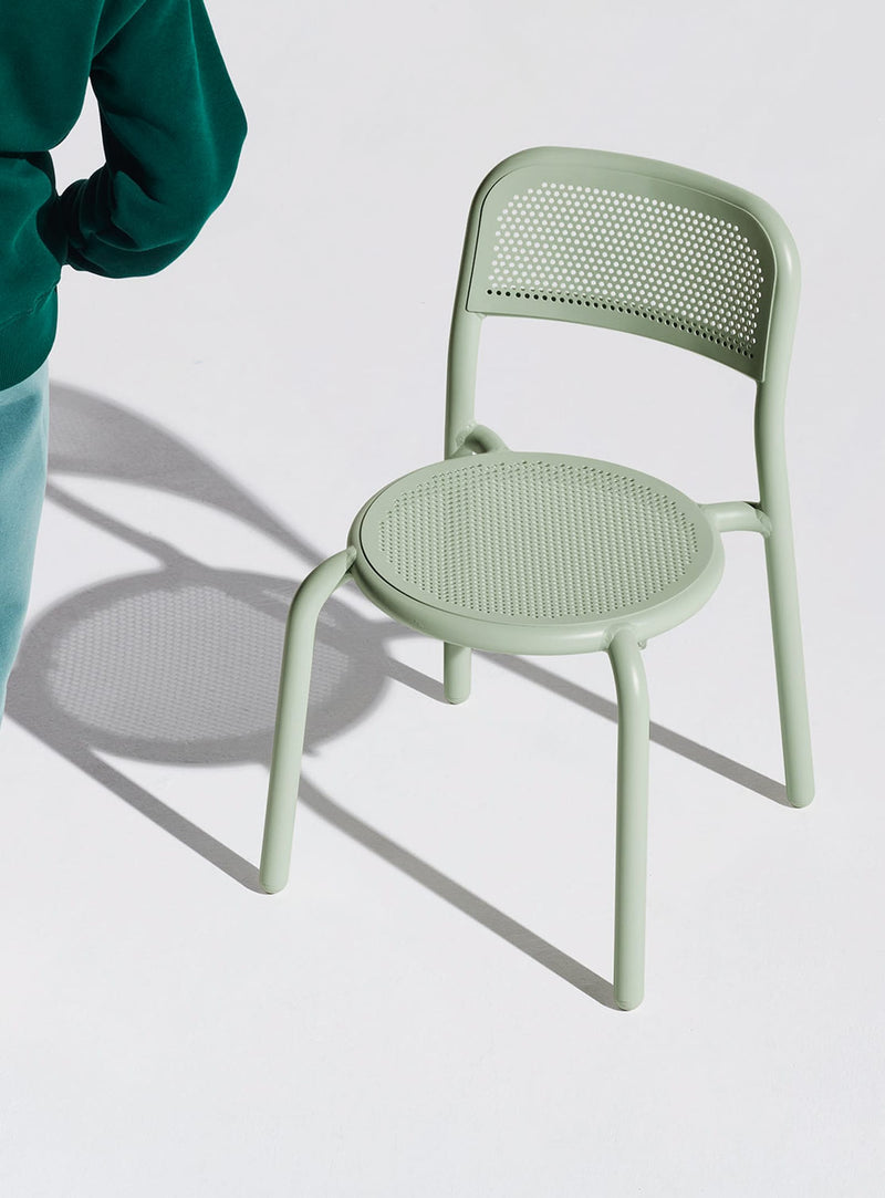 Chaise Toní Fatboy : aluminium empilable et résistant, parfaite pour terrasses et événements extérieurs au Canada.
