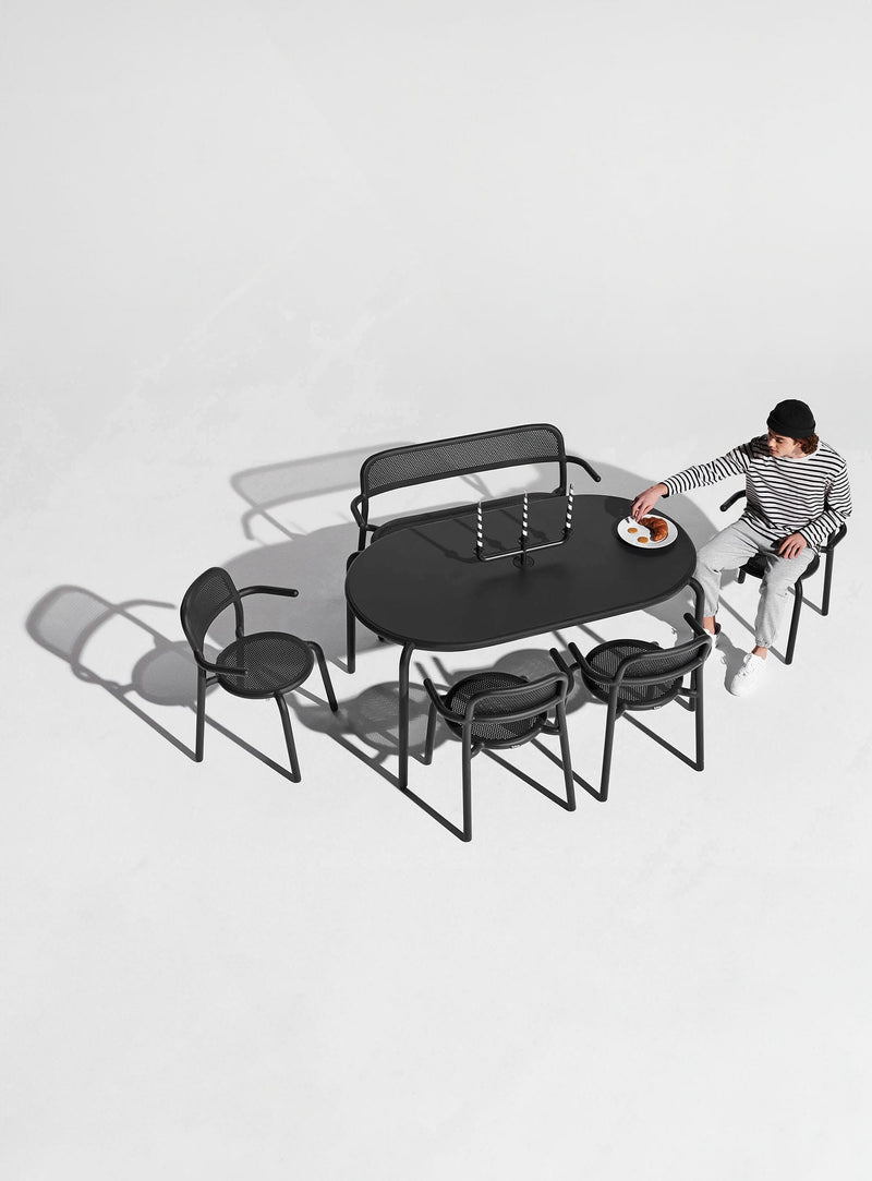 Idéale pour les dîners extérieurs au Canada, la Toní Tavolo de Fatboy est stable, durable et résistante à la décoloration UV.