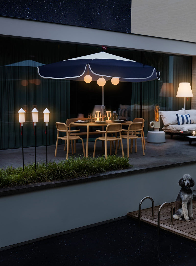 Toní Tavolo de Fatboy : table en aluminium légère et résistante aux intempéries, idéale pour 6 personnes dans tout espace extérieur canadien.