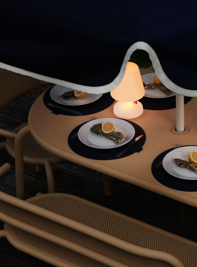 Table Toní Tavolo avec finition Axalta, anti-rouille et stable, pour des repas en famille ou entre amis sous le ciel canadien.