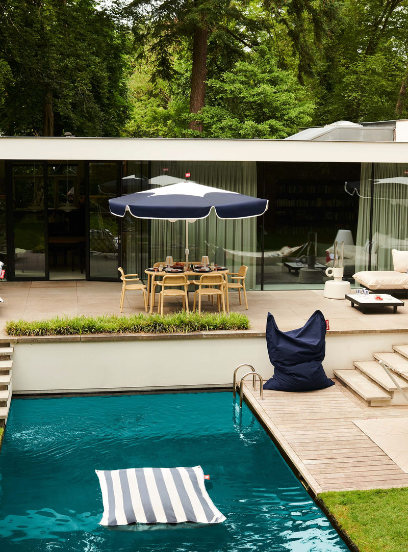 Toní Tavolo de Fatboy : table spacieuse et moderne pour 6 personnes, partenaire idéal des chaises Toní pour des rassemblements extérieurs au Canada.