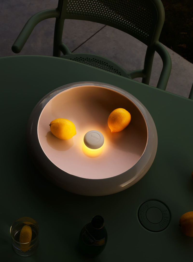 Créez des souvenirs autour de la table Toní Tavolo : design élégant, pieds réglables et résistant aux UV pour des repas extérieurs parfaits.