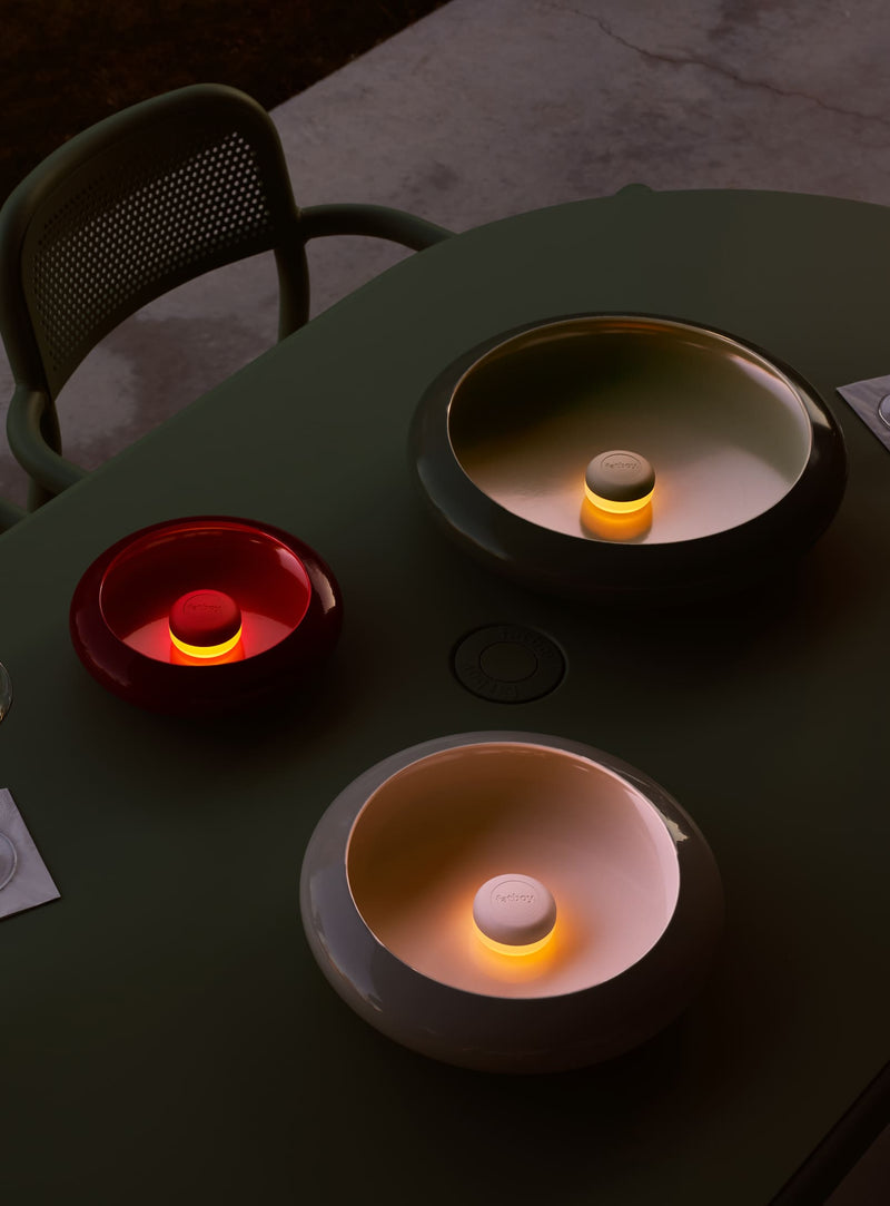 Fatboy Toní Tavolo : table de jardin robuste et recyclable, conçue pour résister aux intempéries tout en offrant style et confort.