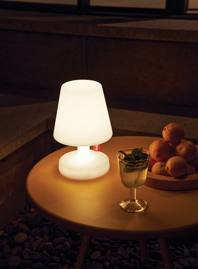 Idéale pour chaque événement, la lampe portable 'Edison le Petit' offre une ambiance pendant jusqu'à 24 heures et se nettoie aisément.